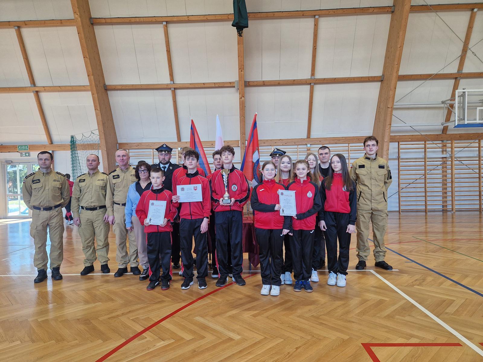 Obraz przedstawiający Udane Gminne Halowe Młodzieżowe Zawody Sportowo-Pożarnicze w Oleszycach