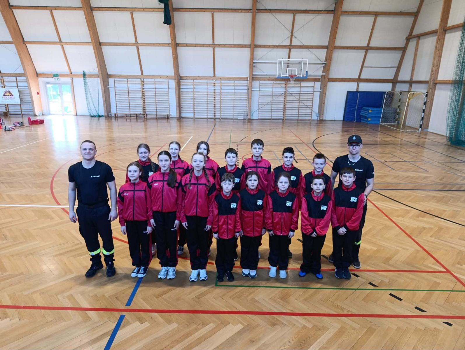 Obraz przedstawiający Udane Gminne Halowe Młodzieżowe Zawody Sportowo-Pożarnicze w Oleszycach