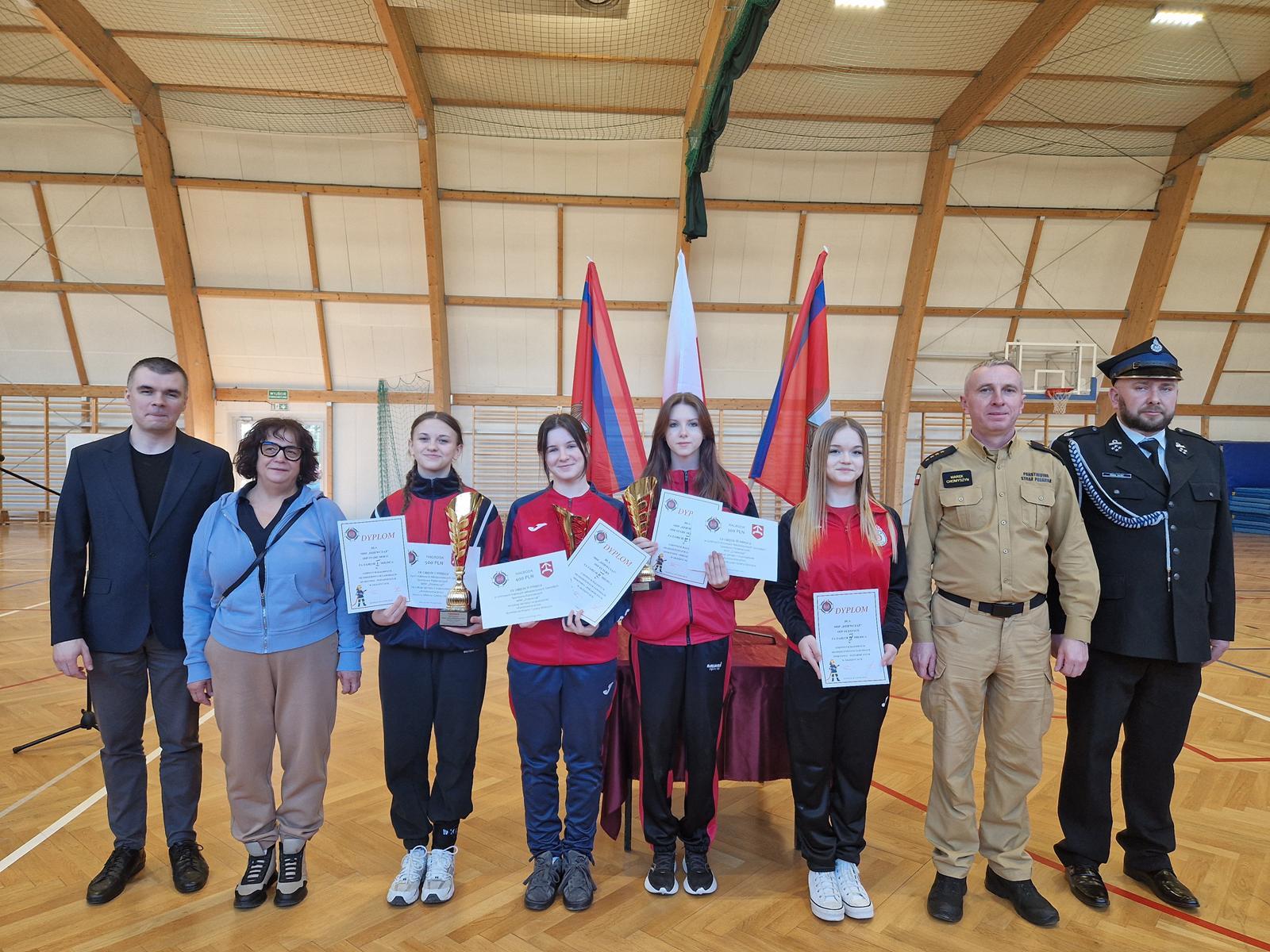 Obraz przedstawiający Udane Gminne Halowe Młodzieżowe Zawody Sportowo-Pożarnicze w Oleszycach