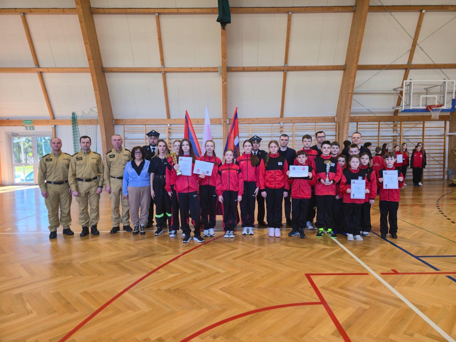 Obraz przedstawiający Udane Gminne Halowe Młodzieżowe Zawody Sportowo-Pożarnicze w Oleszycach