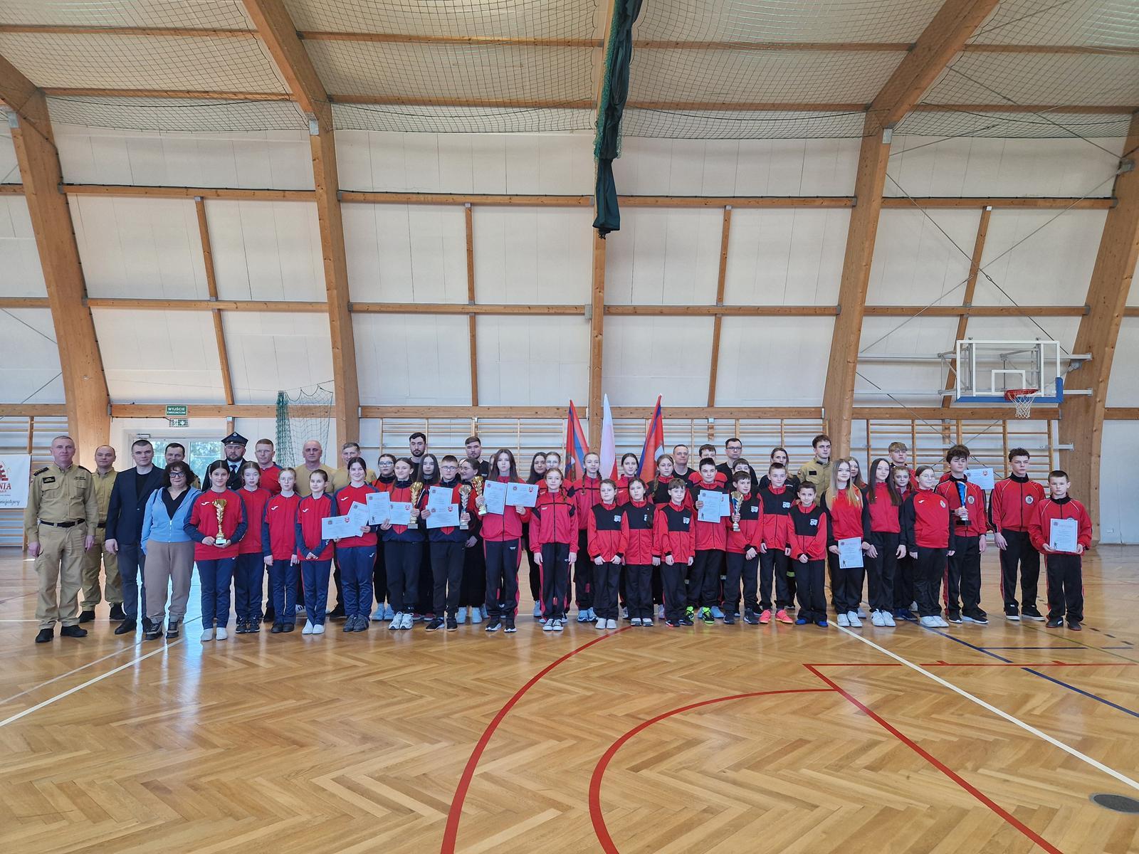 Obraz przedstawiający Udane Gminne Halowe Młodzieżowe Zawody Sportowo-Pożarnicze w Oleszycach