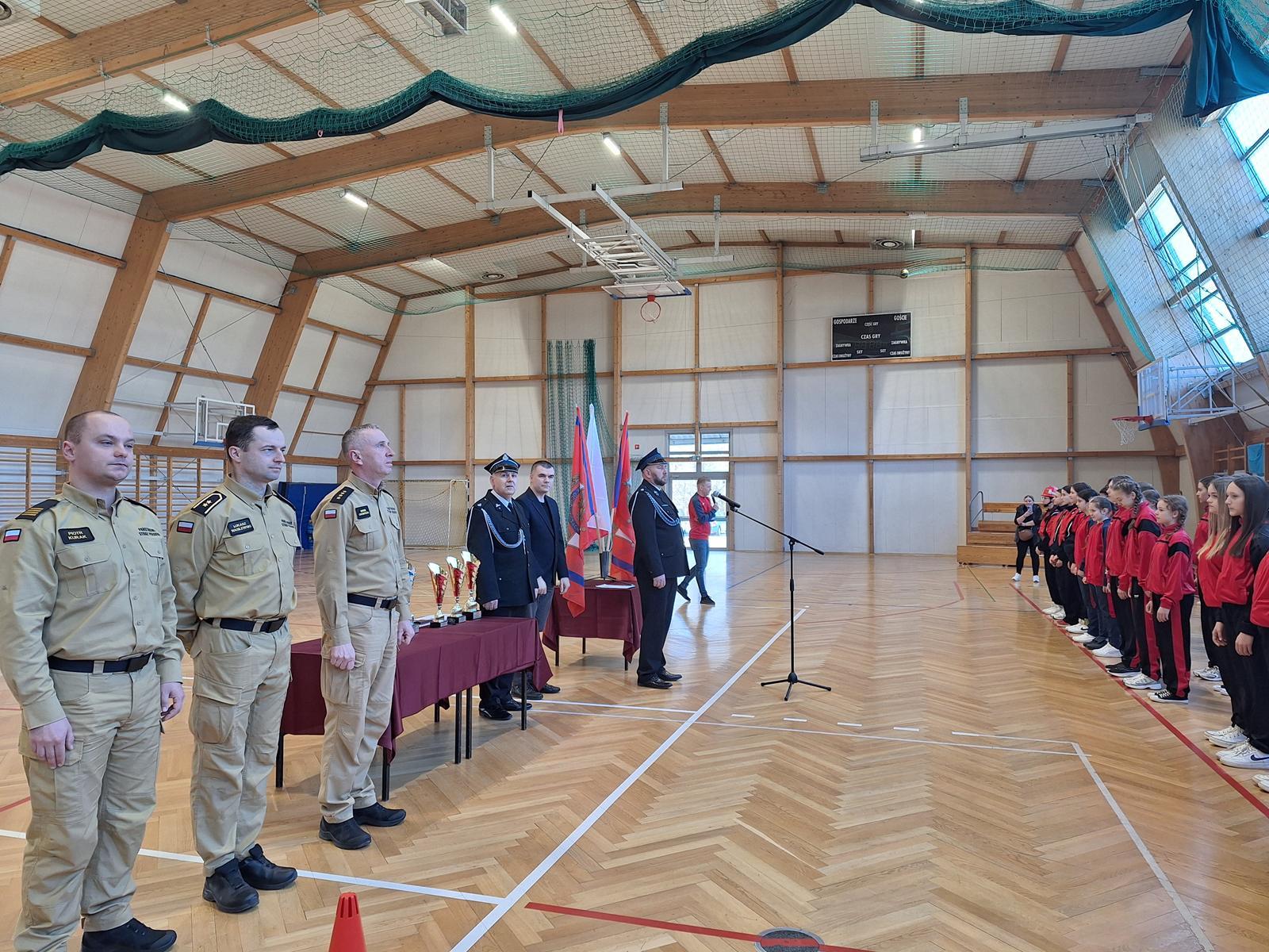 Obraz przedstawiający Udane Gminne Halowe Młodzieżowe Zawody Sportowo-Pożarnicze w Oleszycach