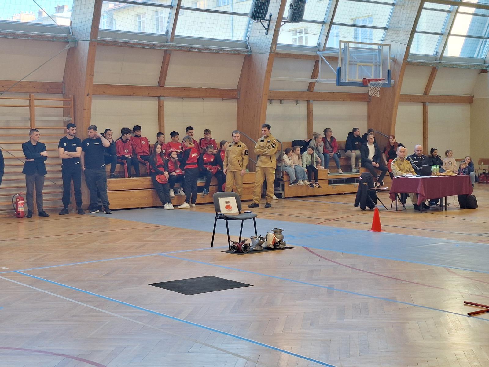 Obraz przedstawiający Udane Gminne Halowe Młodzieżowe Zawody Sportowo-Pożarnicze w Oleszycach