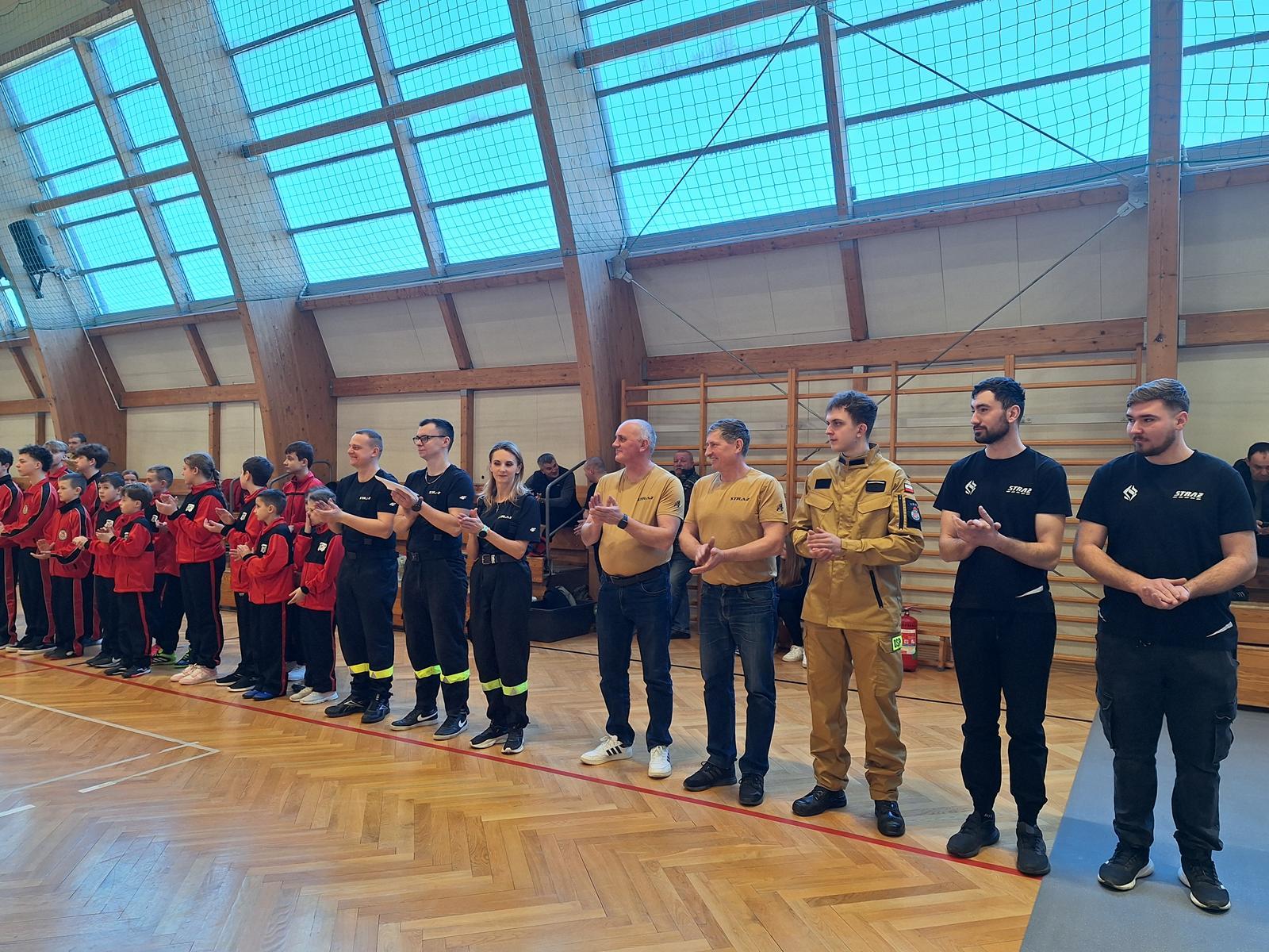 Obraz przedstawiający Udane Gminne Halowe Młodzieżowe Zawody Sportowo-Pożarnicze w Oleszycach