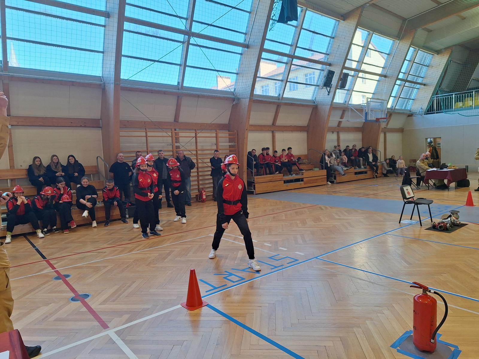 Obraz przedstawiający Udane Gminne Halowe Młodzieżowe Zawody Sportowo-Pożarnicze w Oleszycach