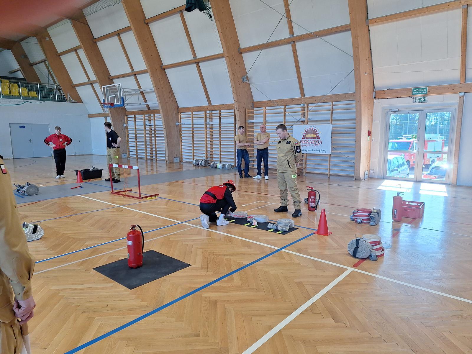 Obraz przedstawiający Udane Gminne Halowe Młodzieżowe Zawody Sportowo-Pożarnicze w Oleszycach