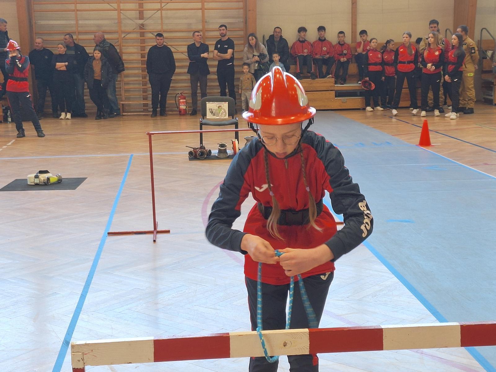 Obraz przedstawiający Udane Gminne Halowe Młodzieżowe Zawody Sportowo-Pożarnicze w Oleszycach