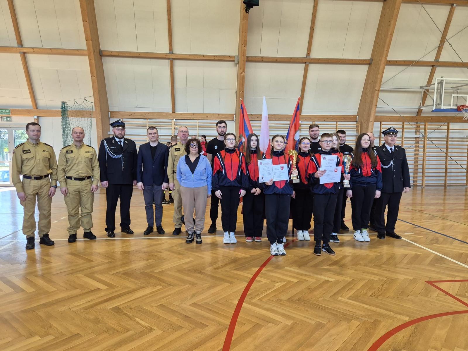 Obraz przedstawiający Udane Gminne Halowe Młodzieżowe Zawody Sportowo-Pożarnicze w Oleszycach
