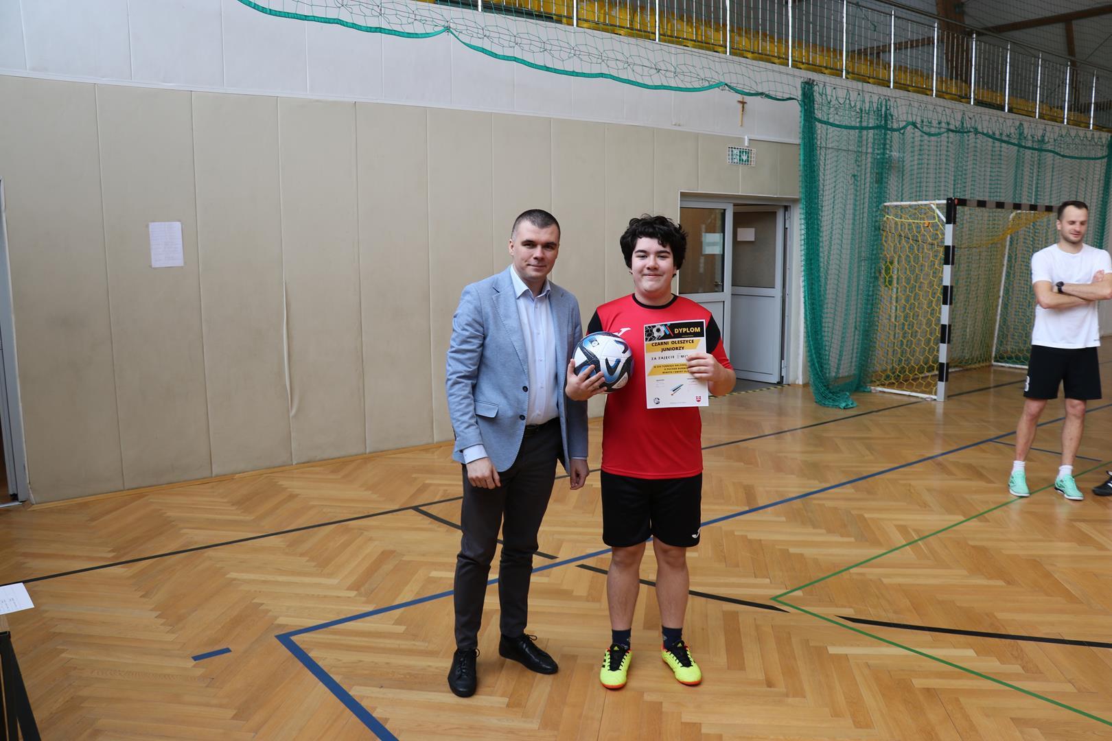 Obraz przedstawiający Lech Oleszyce triumfuje w XIV Turnieju o Puchar Burmistrza