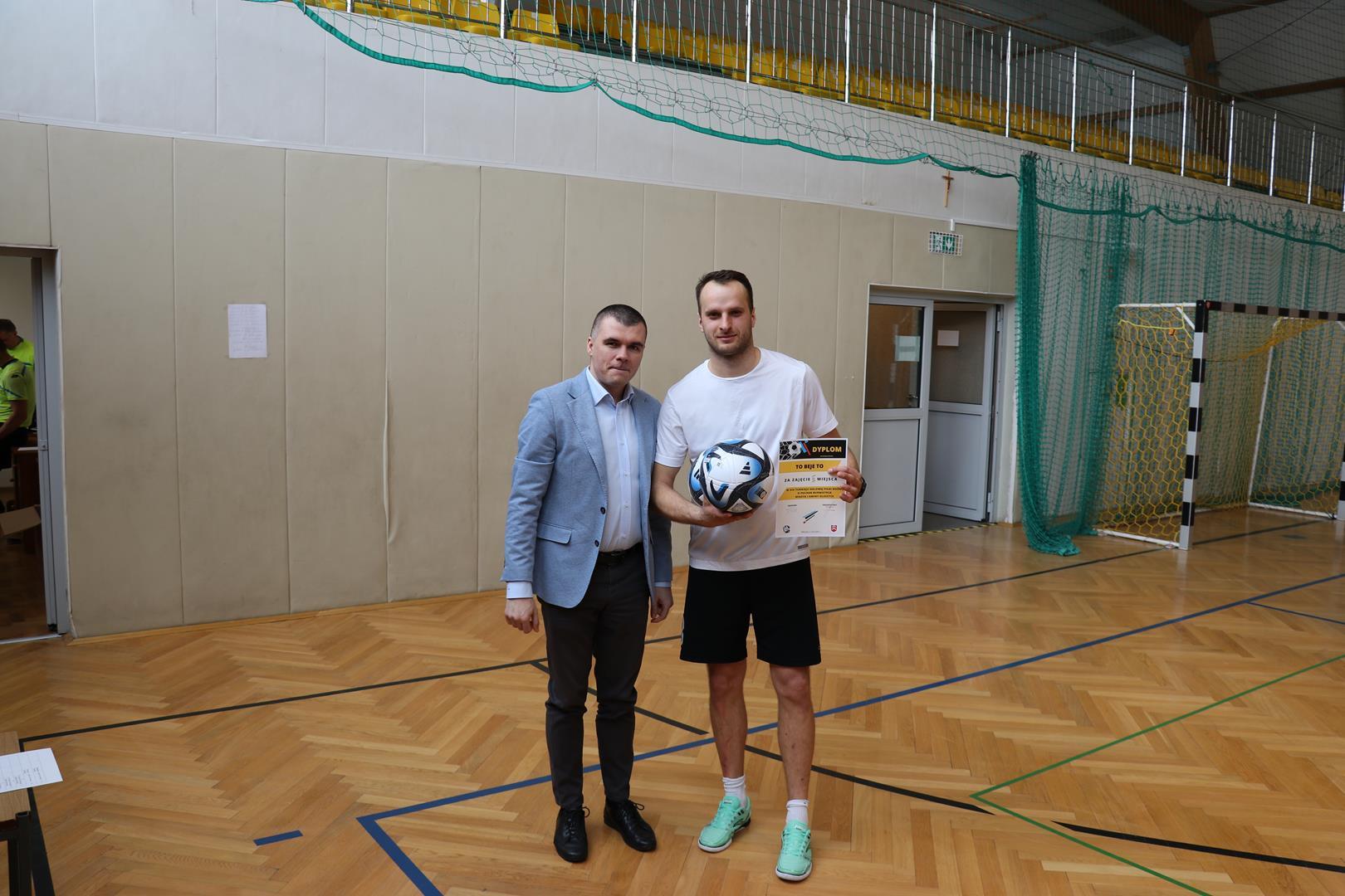 Obraz przedstawiający Lech Oleszyce triumfuje w XIV Turnieju o Puchar Burmistrza