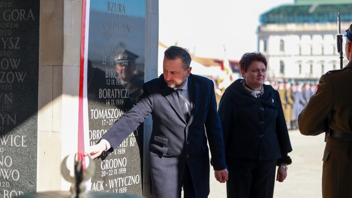 Obraz przedstawiający Bircza powróciła na tablice Grobu Nieznanego Żołnierza