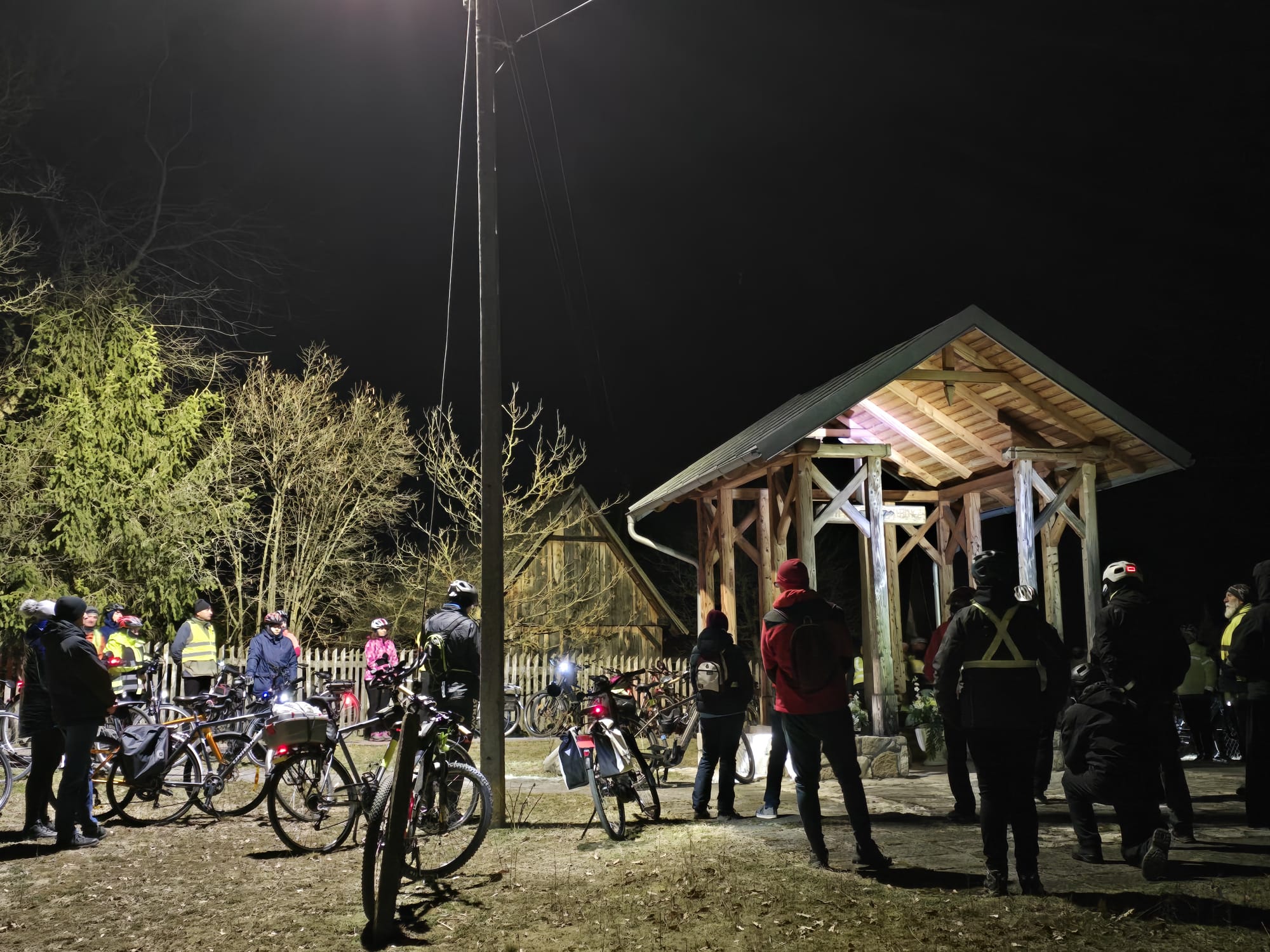 Obraz przedstawiający Nocna Rowerowa Droga Krzyżowa: Ponad 60 cyklistów w modlitewnej trasie