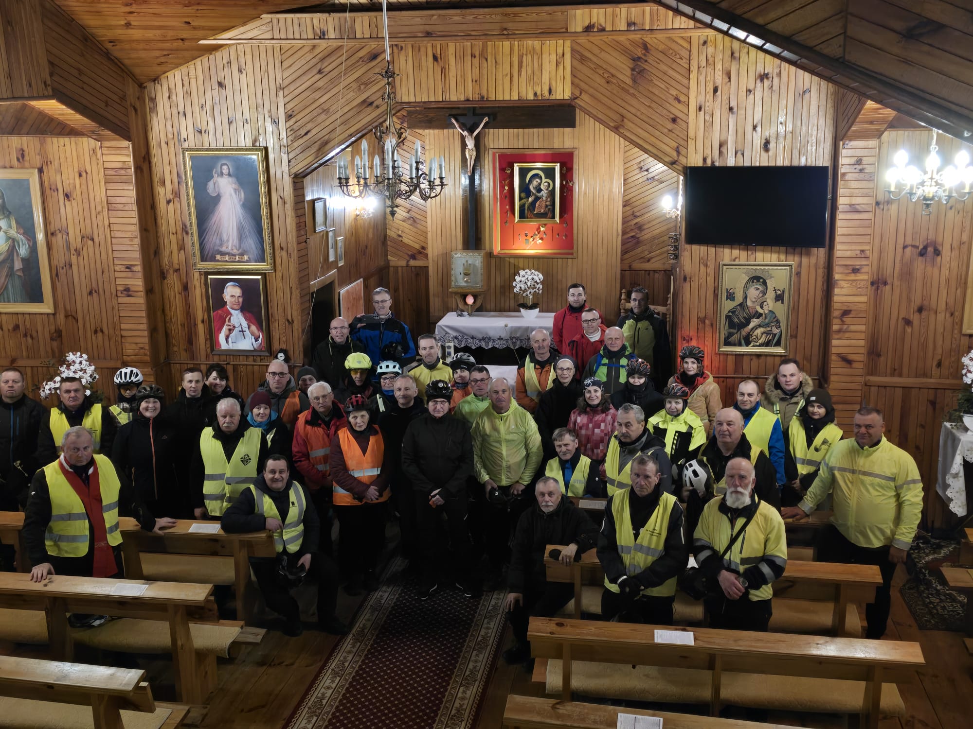 Obraz przedstawiający Nocna Rowerowa Droga Krzyżowa: Ponad 60 cyklistów w modlitewnej trasie