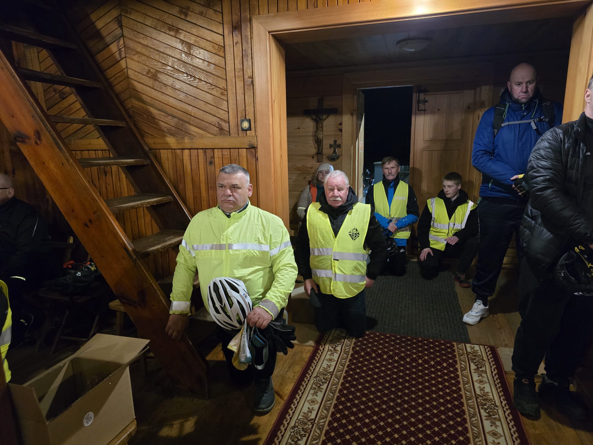 Obraz przedstawiający Nocna Rowerowa Droga Krzyżowa: Ponad 60 cyklistów w modlitewnej trasie