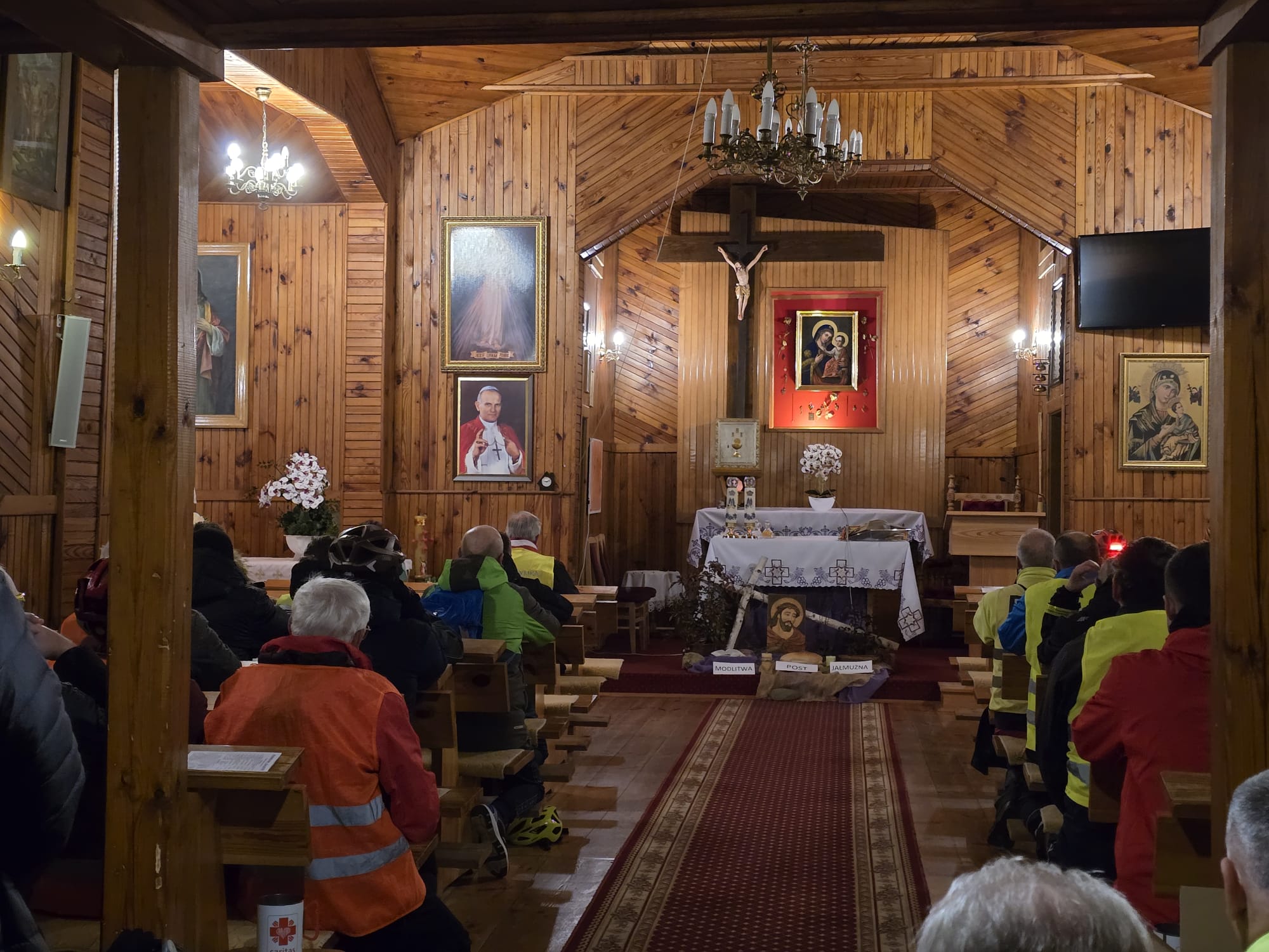 Obraz przedstawiający Nocna Rowerowa Droga Krzyżowa: Ponad 60 cyklistów w modlitewnej trasie