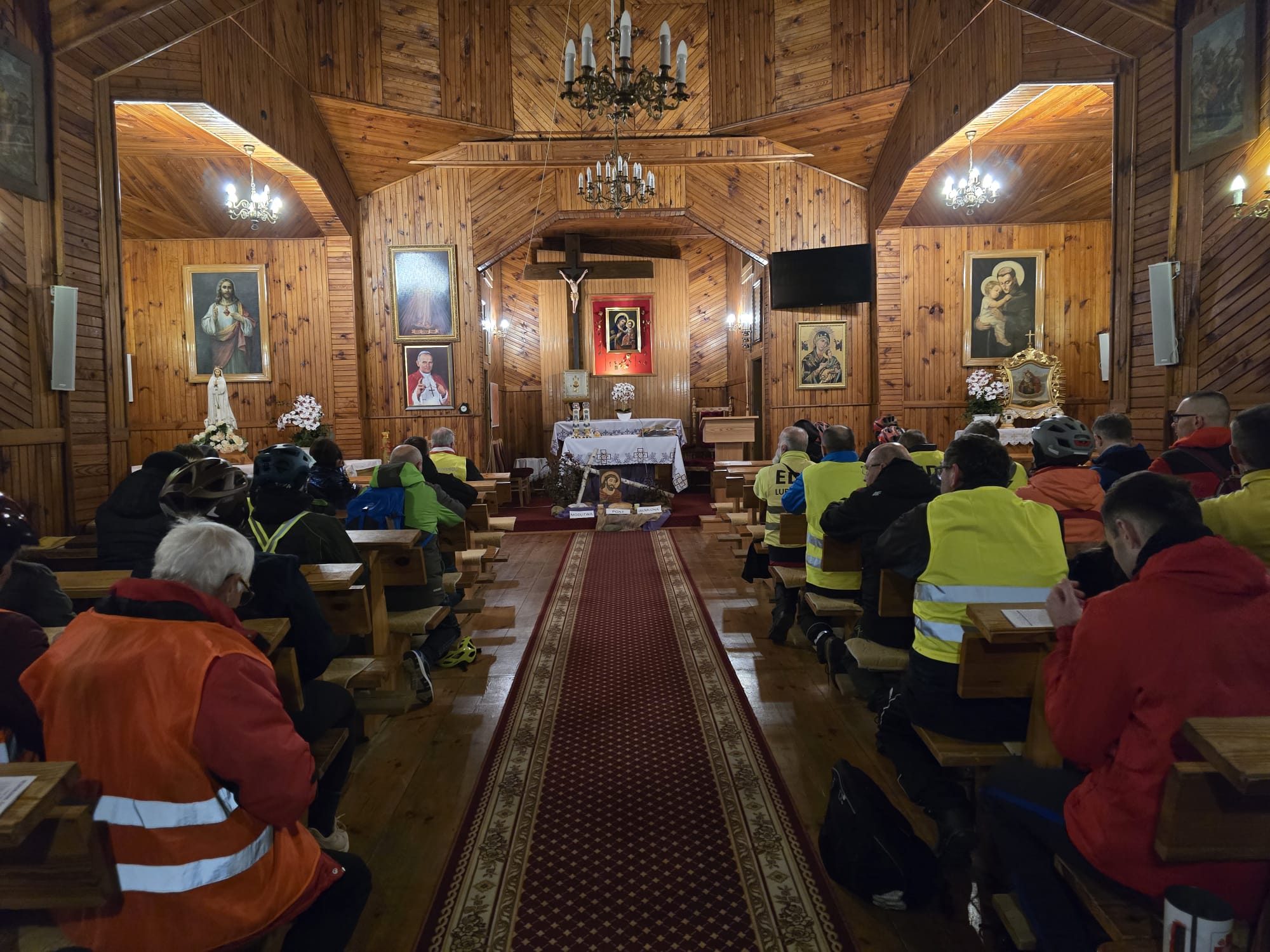 Obraz przedstawiający Nocna Rowerowa Droga Krzyżowa: Ponad 60 cyklistów w modlitewnej trasie