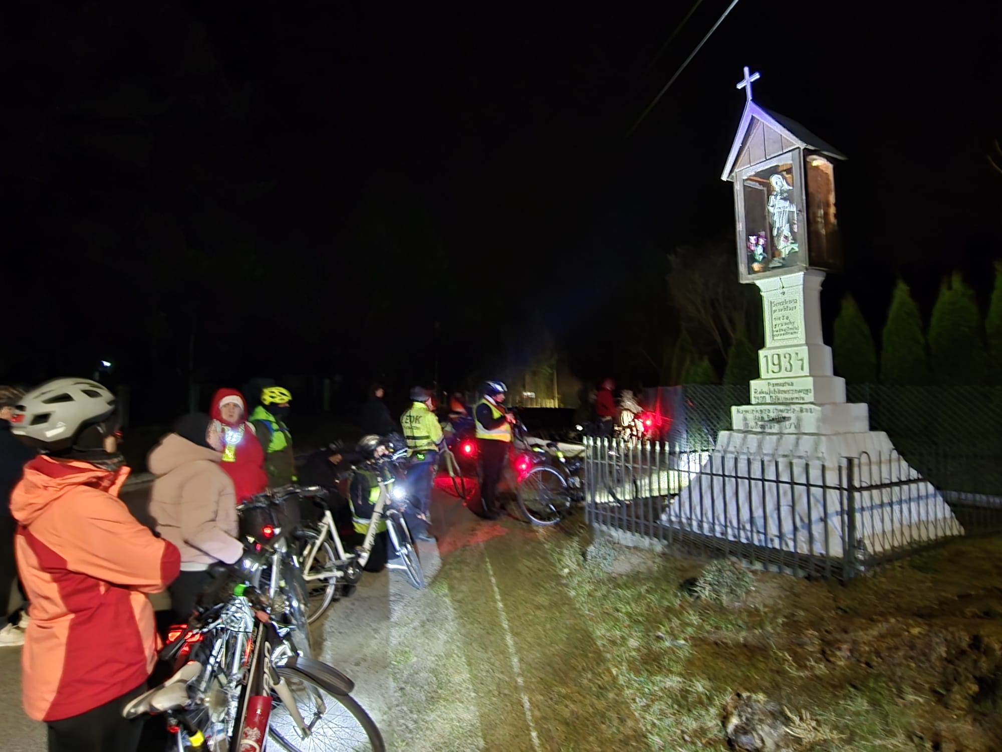 Obraz przedstawiający Nocna Rowerowa Droga Krzyżowa: Ponad 60 cyklistów w modlitewnej trasie