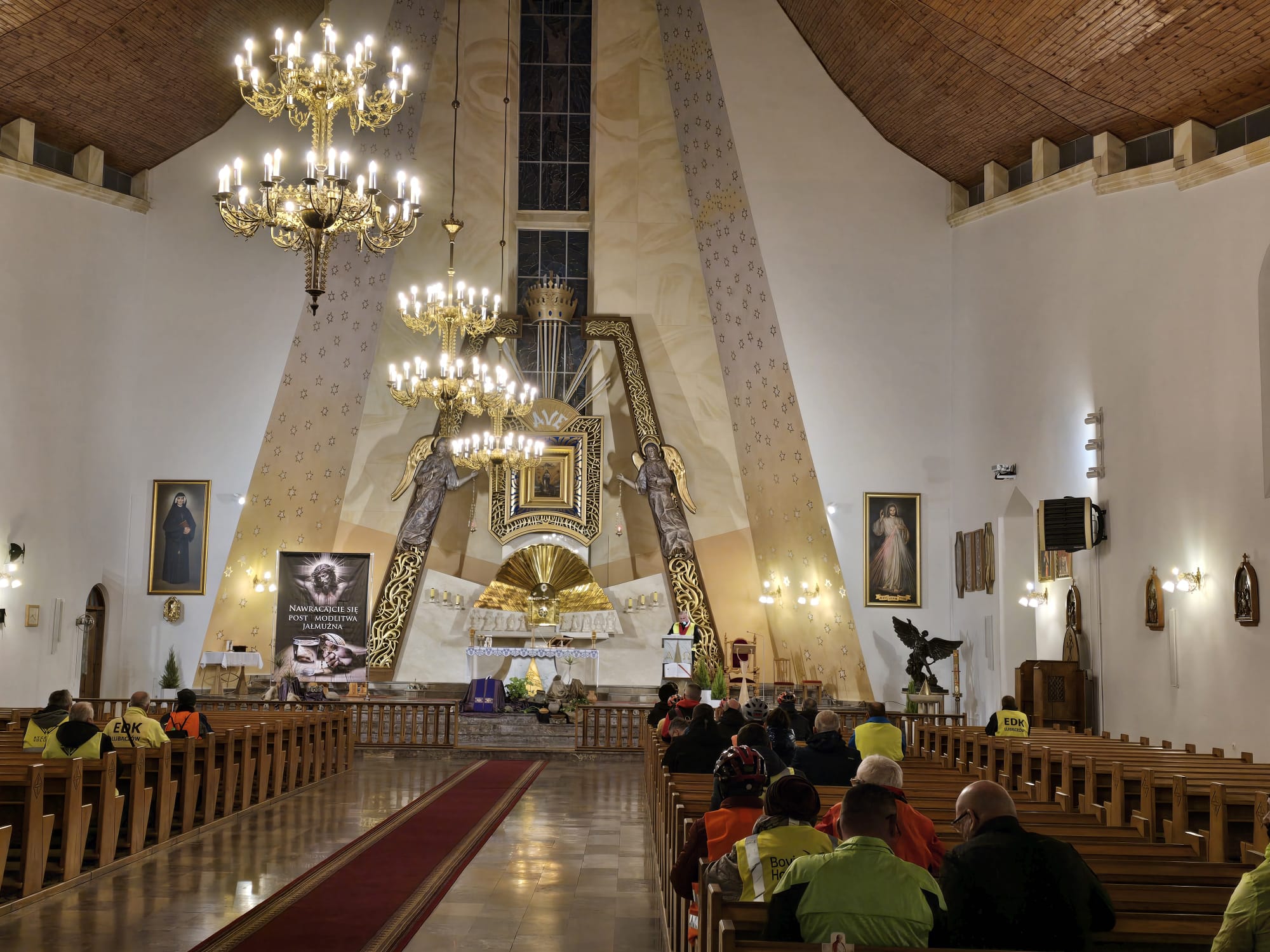 Obraz przedstawiający Nocna Rowerowa Droga Krzyżowa: Ponad 60 cyklistów w modlitewnej trasie