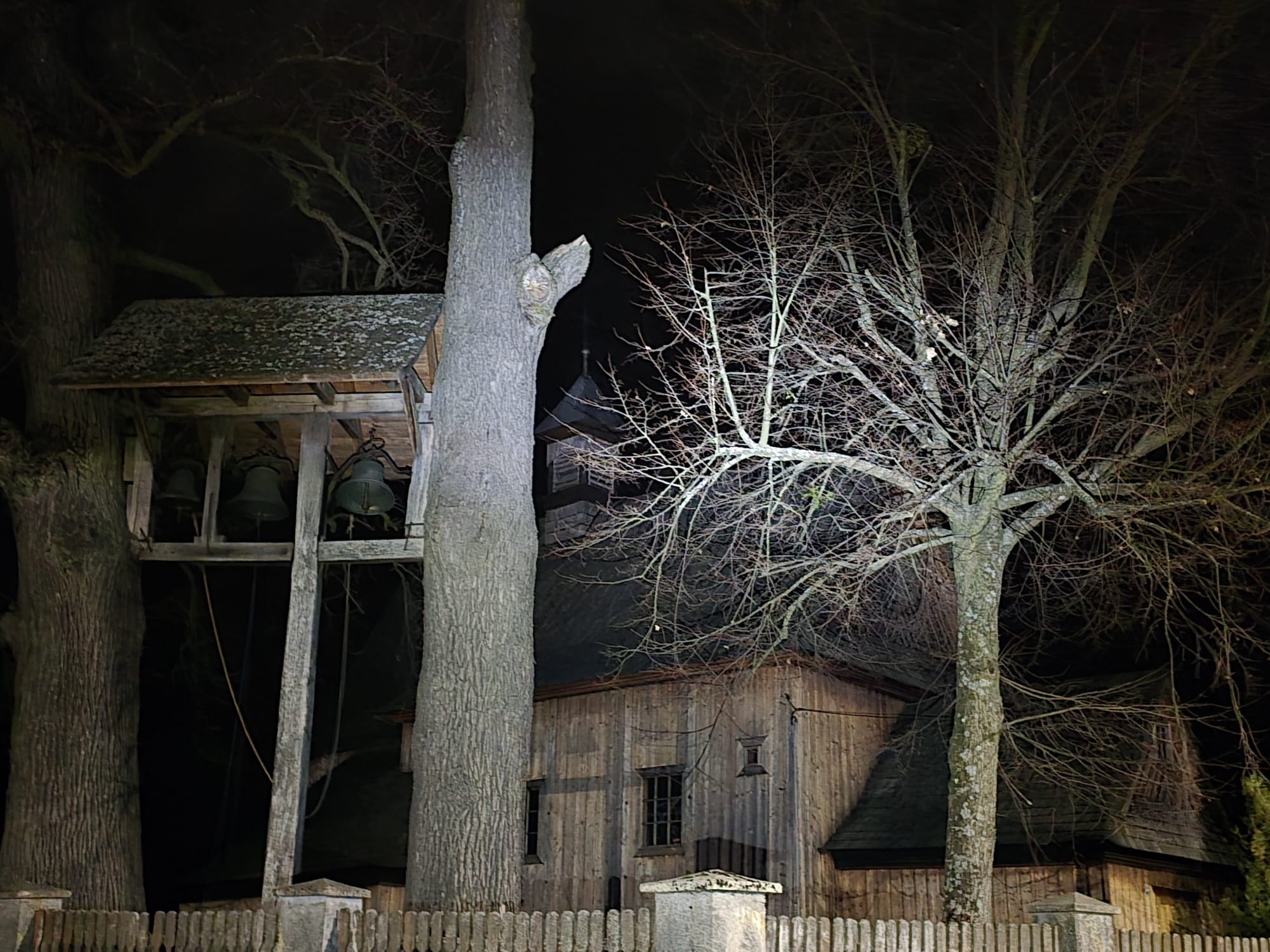 Obraz przedstawiający Nocna Rowerowa Droga Krzyżowa: Ponad 60 cyklistów w modlitewnej trasie