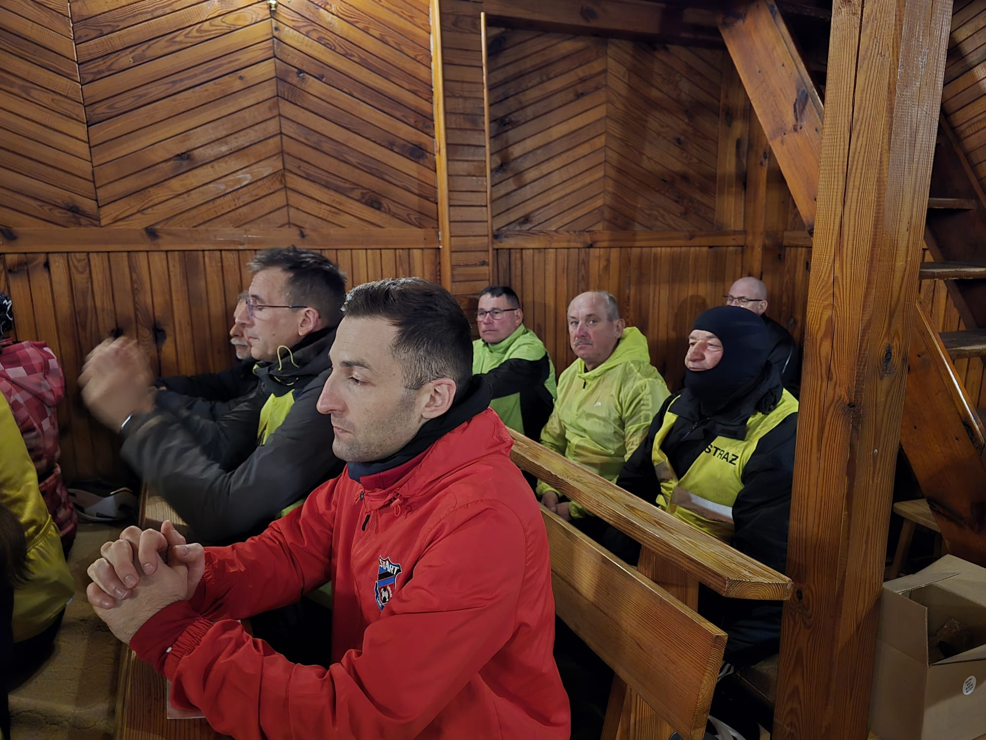 Obraz przedstawiający Nocna Rowerowa Droga Krzyżowa: Ponad 60 cyklistów w modlitewnej trasie