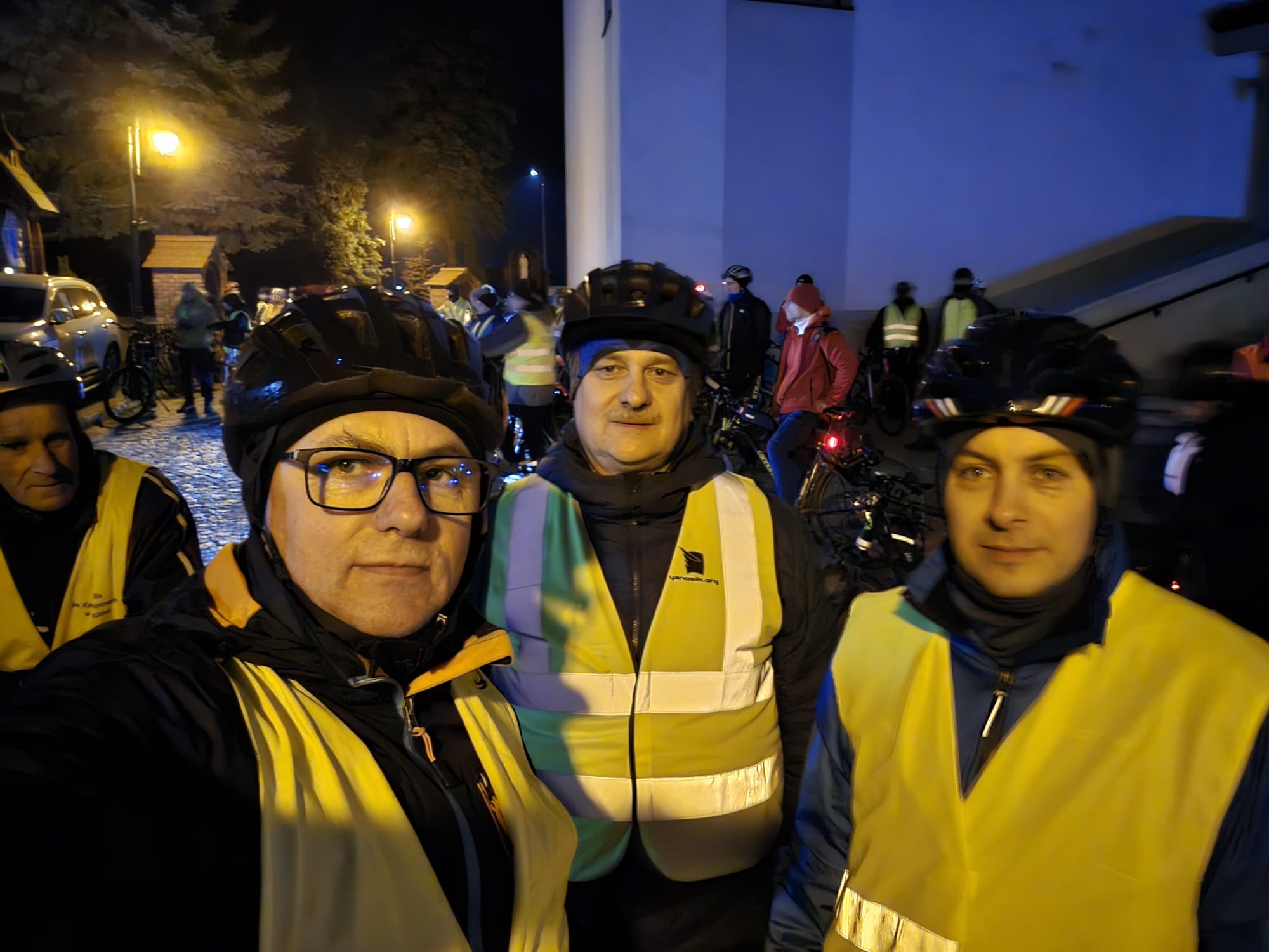 Obraz przedstawiający Nocna Rowerowa Droga Krzyżowa: Ponad 60 cyklistów w modlitewnej trasie