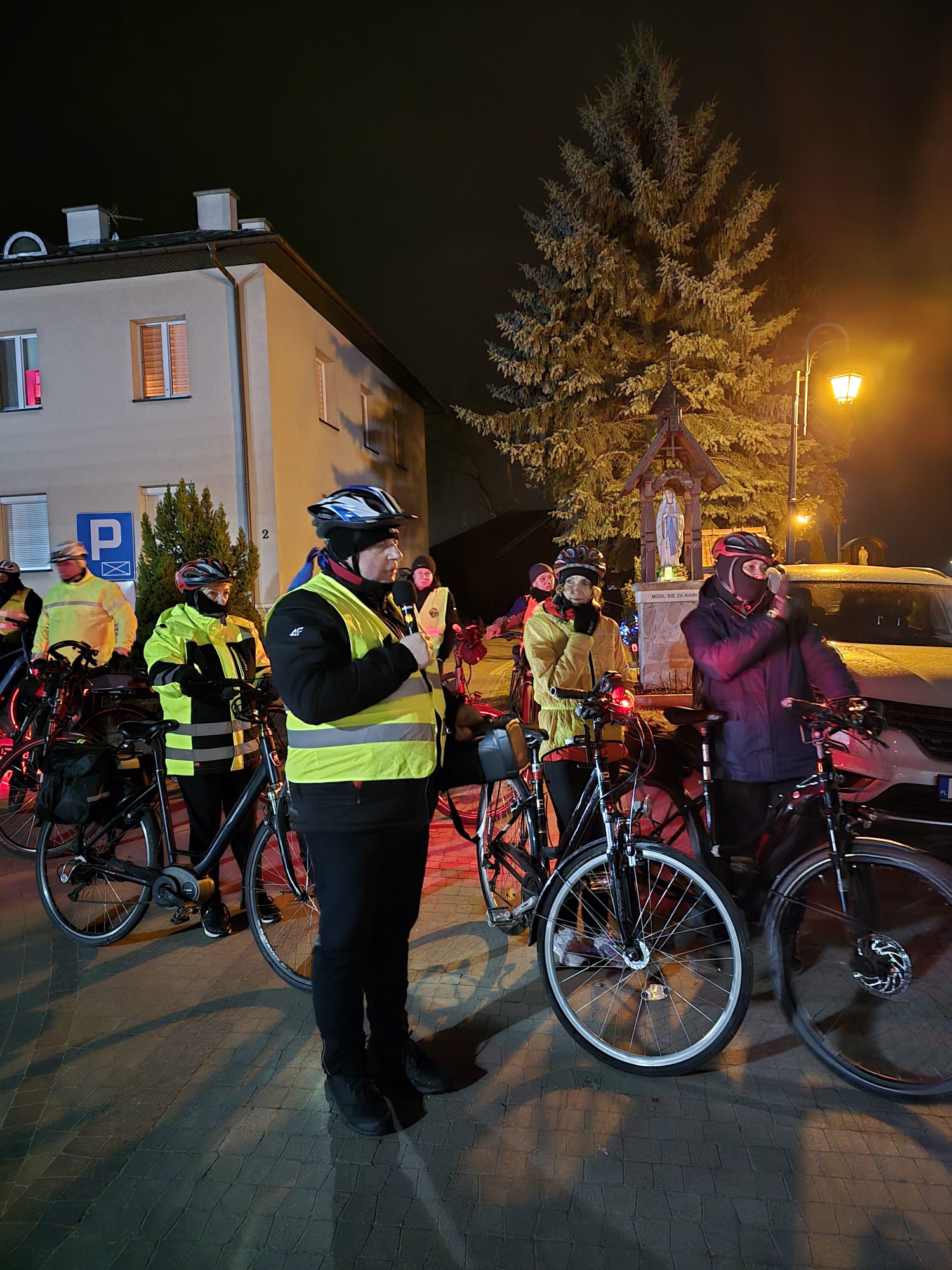 Obraz przedstawiający Nocna Rowerowa Droga Krzyżowa: Ponad 60 cyklistów w modlitewnej trasie