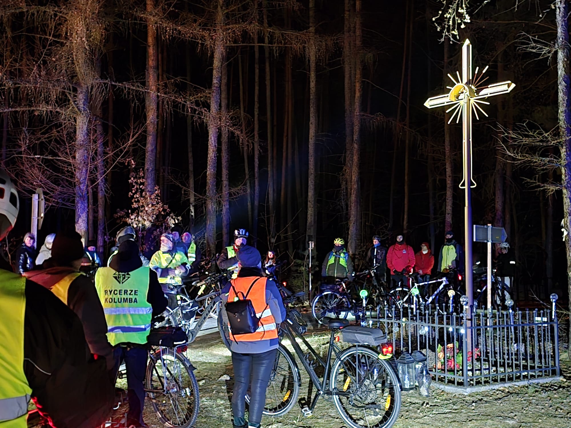 Obraz przedstawiający Nocna Rowerowa Droga Krzyżowa: Ponad 60 cyklistów w modlitewnej trasie