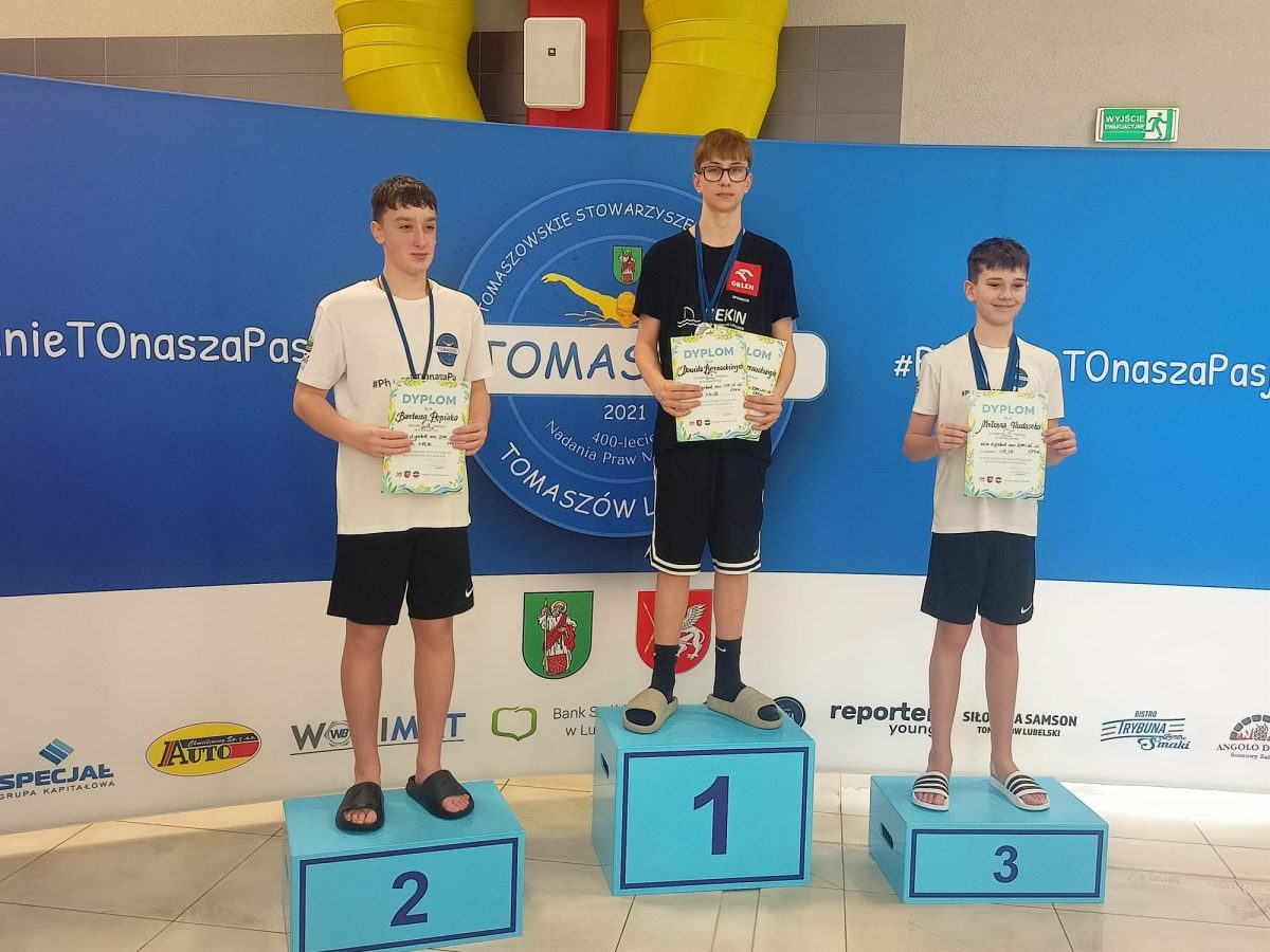 Obraz przedstawiający Sukcesy pływaków KP Rekin w Tomaszowie Lubelskim. 58 zawodników na starcie