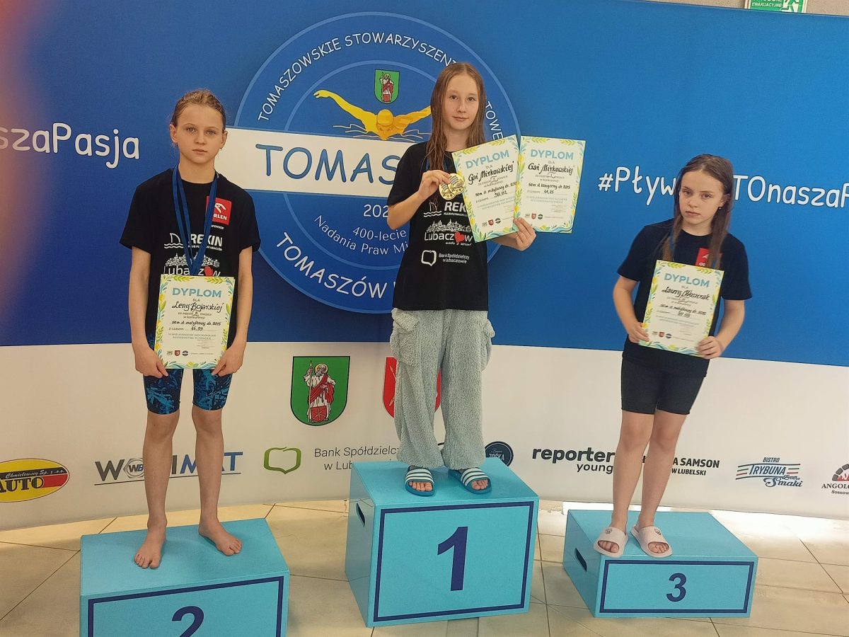 Obraz przedstawiający Sukcesy pływaków KP Rekin w Tomaszowie Lubelskim. 58 zawodników na starcie