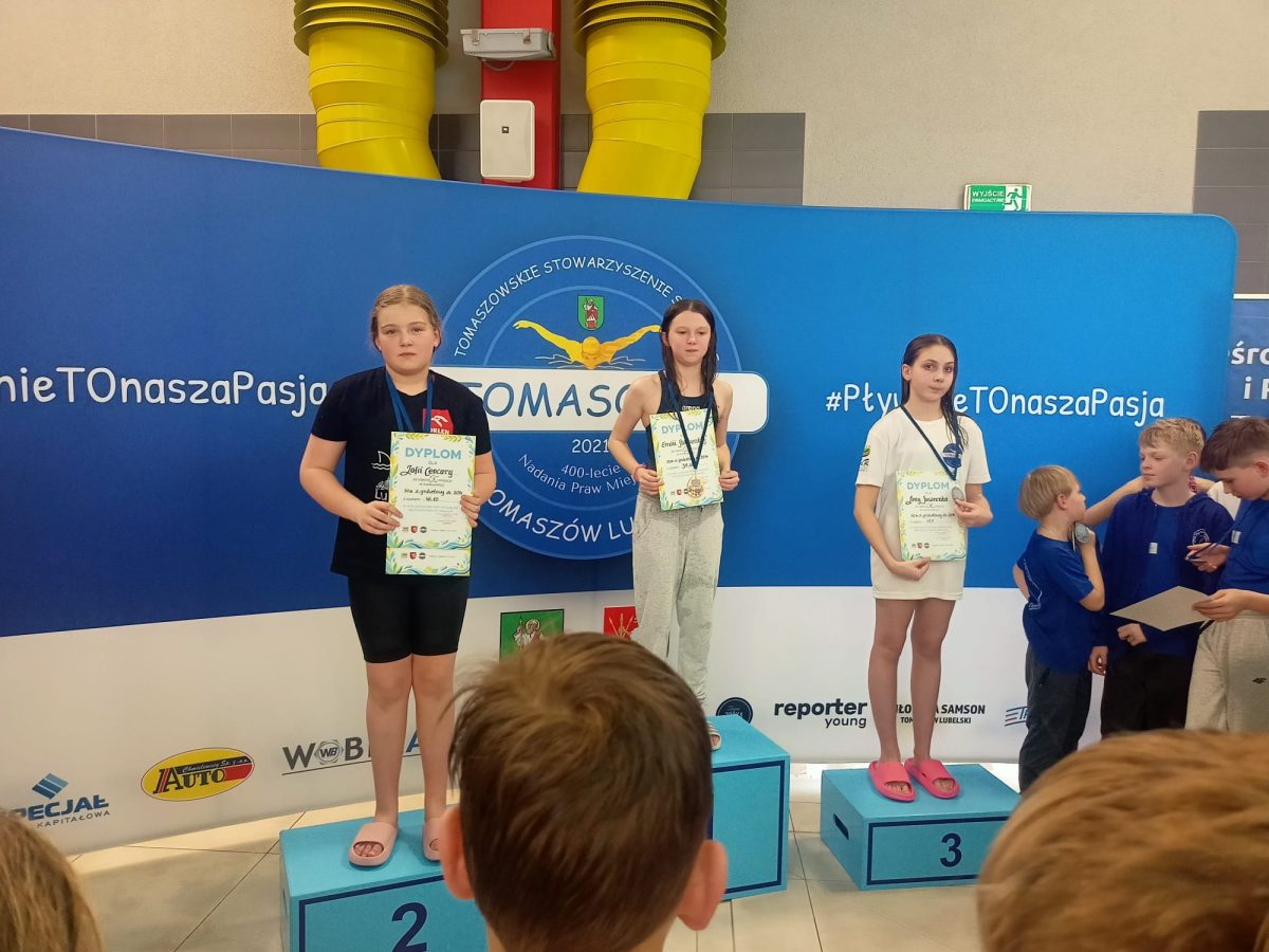 Obraz przedstawiający Sukcesy pływaków KP Rekin w Tomaszowie Lubelskim. 58 zawodników na starcie