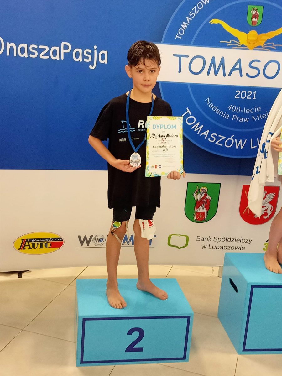 Obraz przedstawiający Sukcesy pływaków KP Rekin w Tomaszowie Lubelskim. 58 zawodników na starcie