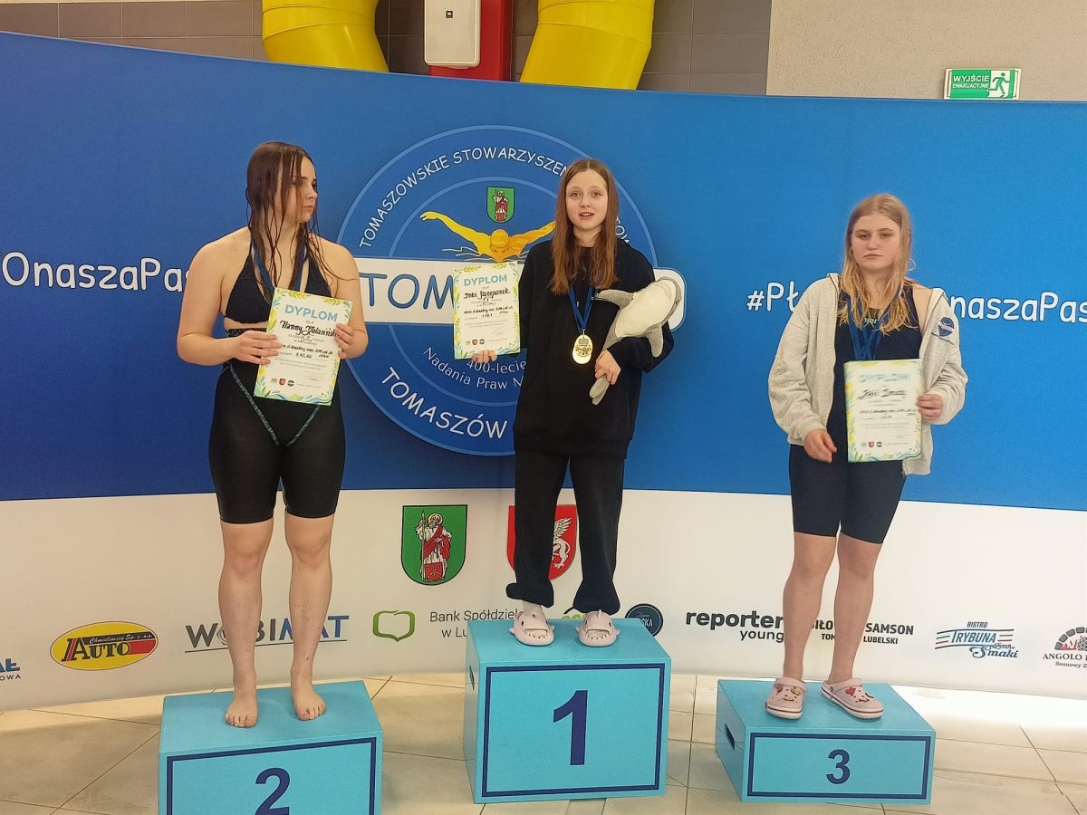 Obraz przedstawiający Sukcesy pływaków KP Rekin w Tomaszowie Lubelskim. 58 zawodników na starcie