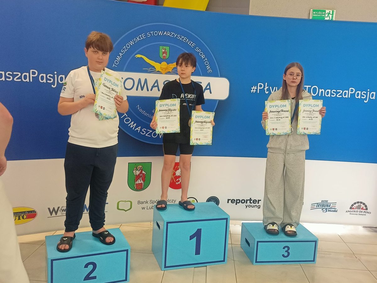 Obraz przedstawiający Sukcesy pływaków KP Rekin w Tomaszowie Lubelskim. 58 zawodników na starcie