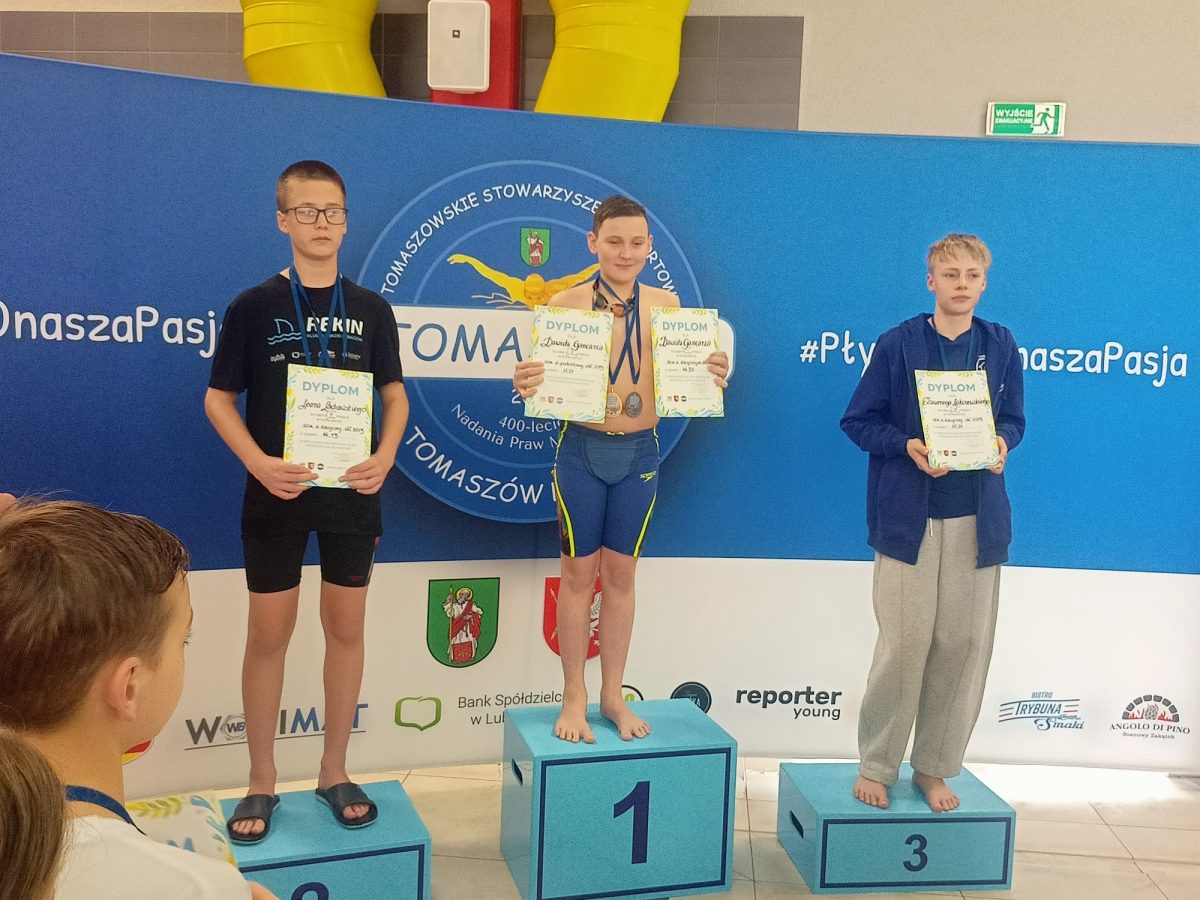 Obraz przedstawiający Sukcesy pływaków KP Rekin w Tomaszowie Lubelskim. 58 zawodników na starcie