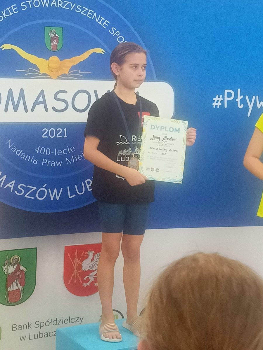 Obraz przedstawiający Sukcesy pływaków KP Rekin w Tomaszowie Lubelskim. 58 zawodników na starcie