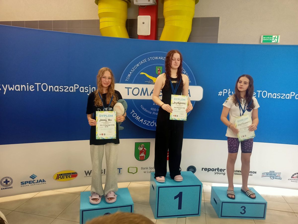 Obraz przedstawiający Sukcesy pływaków KP Rekin w Tomaszowie Lubelskim. 58 zawodników na starcie