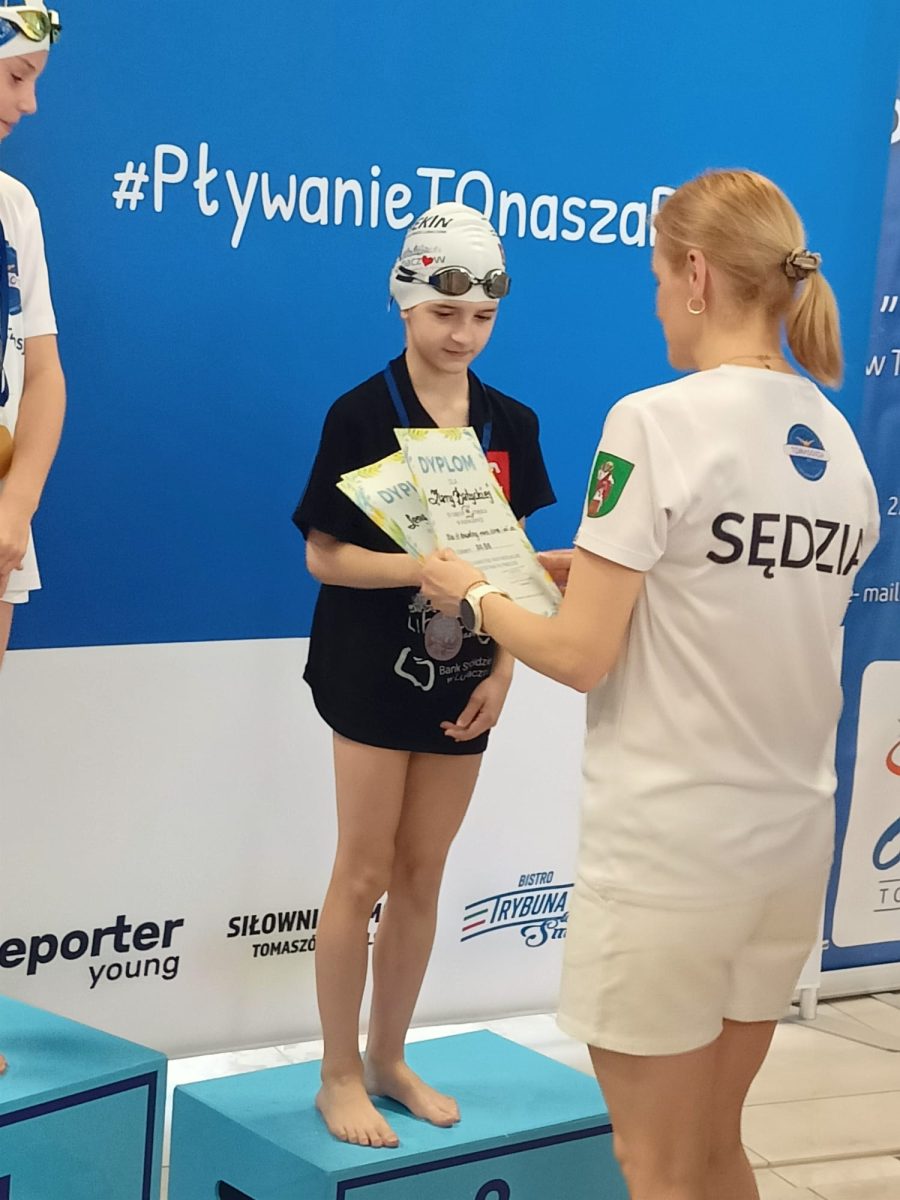 Obraz przedstawiający Sukcesy pływaków KP Rekin w Tomaszowie Lubelskim. 58 zawodników na starcie