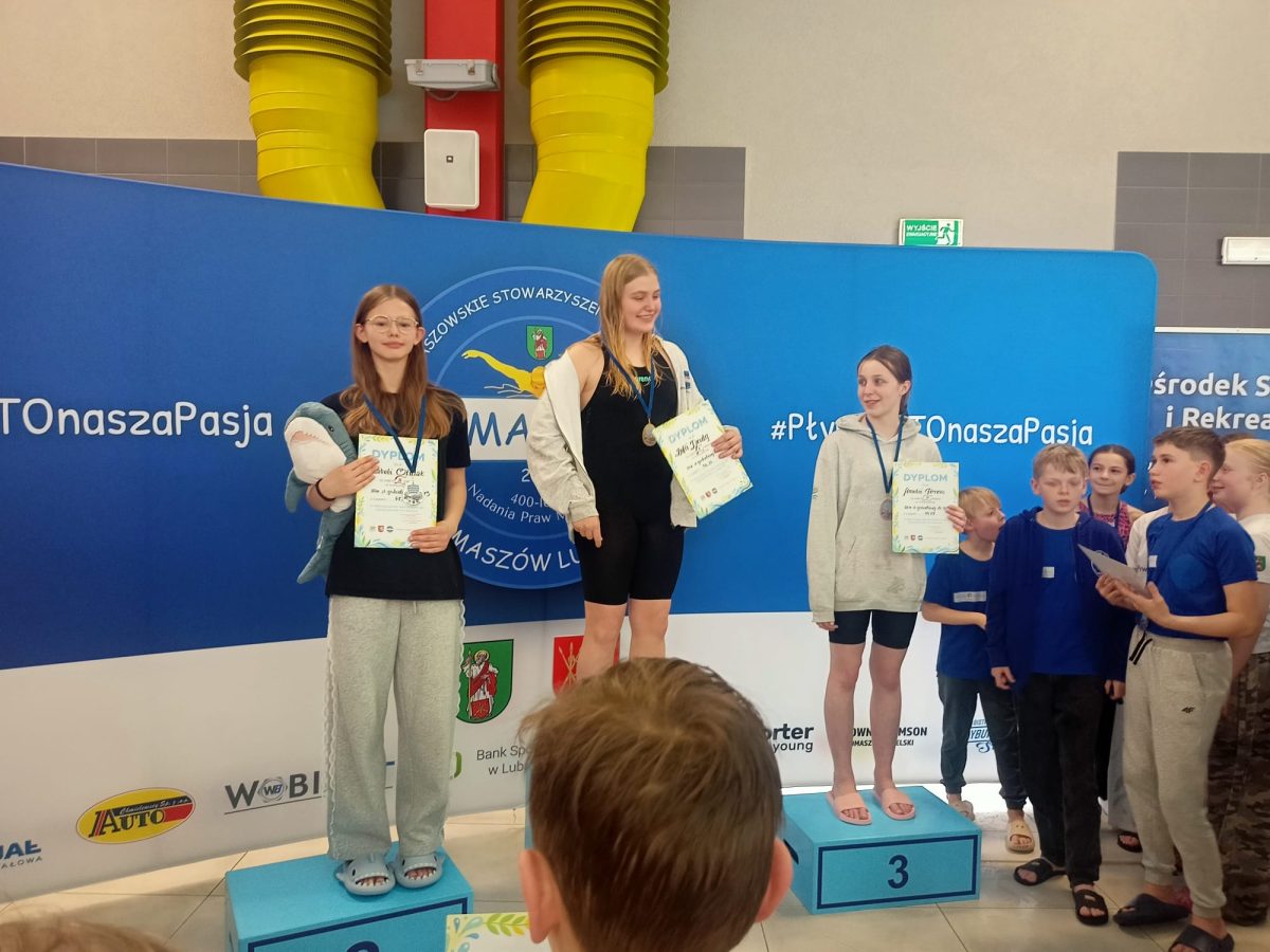 Obraz przedstawiający Sukcesy pływaków KP Rekin w Tomaszowie Lubelskim. 58 zawodników na starcie