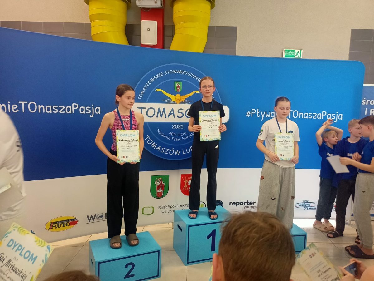 Obraz przedstawiający Sukcesy pływaków KP Rekin w Tomaszowie Lubelskim. 58 zawodników na starcie