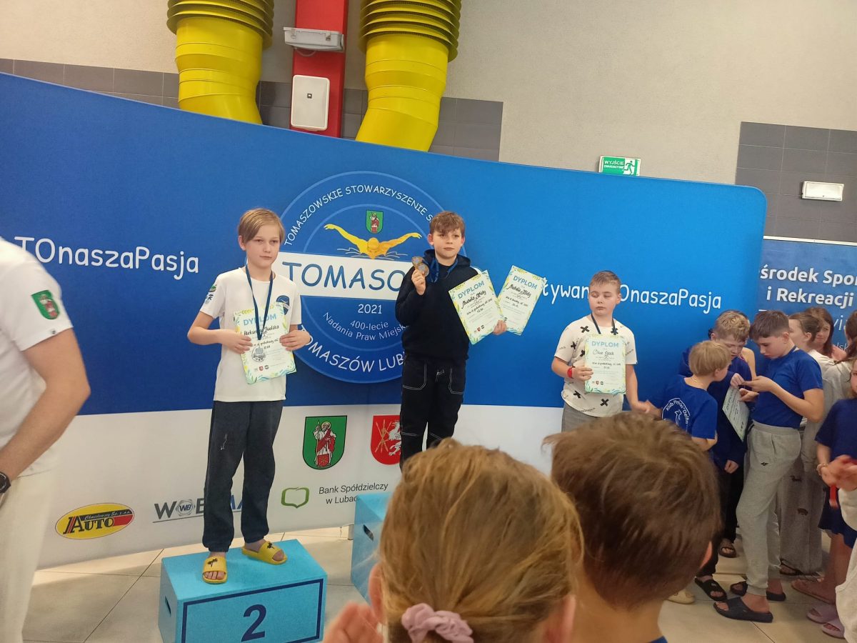 Obraz przedstawiający Sukcesy pływaków KP Rekin w Tomaszowie Lubelskim. 58 zawodników na starcie