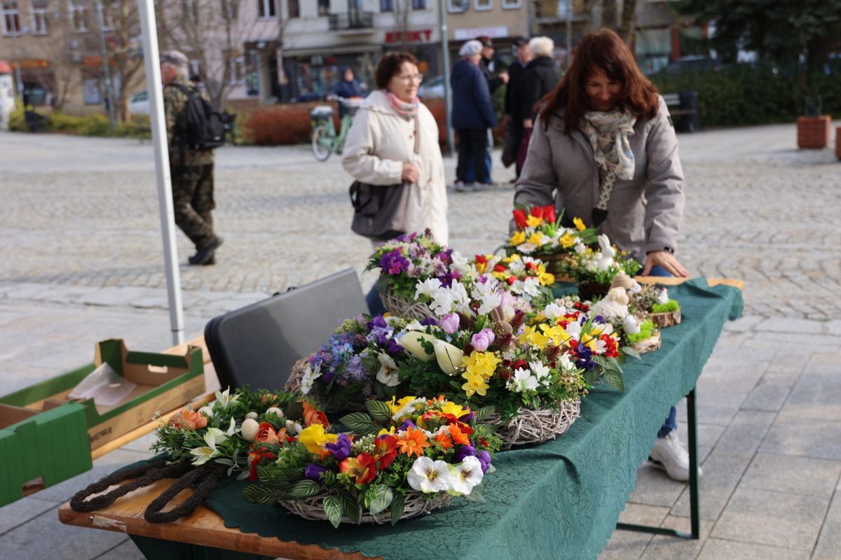 Obraz przedstawiający Pisanki, stroiki i domowe wypieki na kiermaszu w Lubaczowie [ZDJĘCIA]