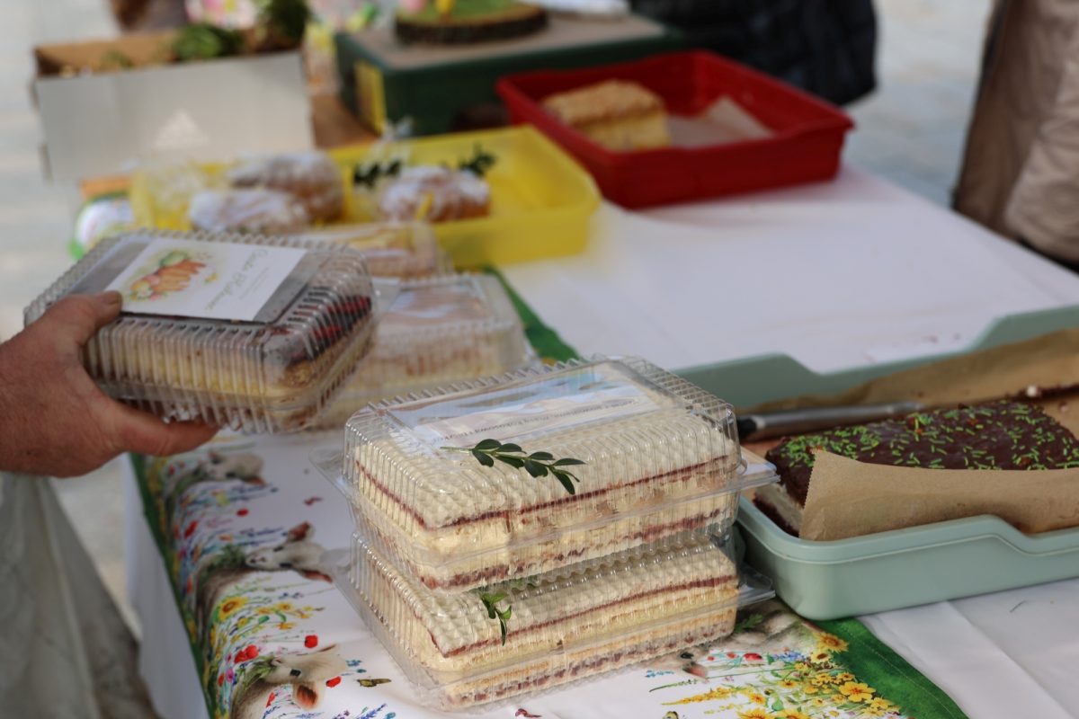 Obraz przedstawiający Pisanki, stroiki i domowe wypieki na kiermaszu w Lubaczowie [ZDJĘCIA]