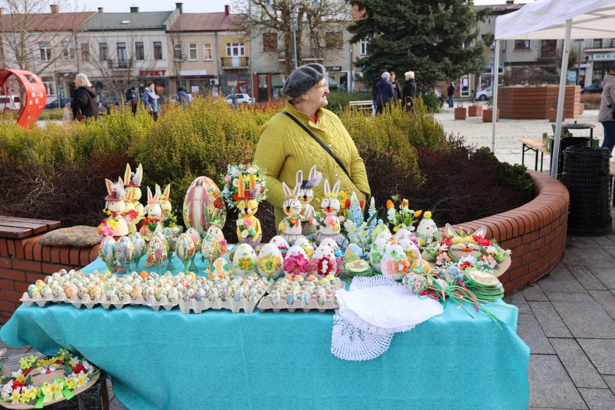 Obraz przedstawiający Pisanki, stroiki i domowe wypieki na kiermaszu w Lubaczowie [ZDJĘCIA]