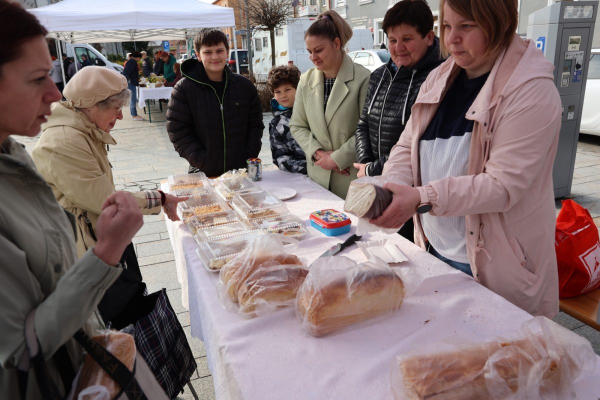 Obraz przedstawiający Pisanki, stroiki i domowe wypieki na kiermaszu w Lubaczowie [ZDJĘCIA]