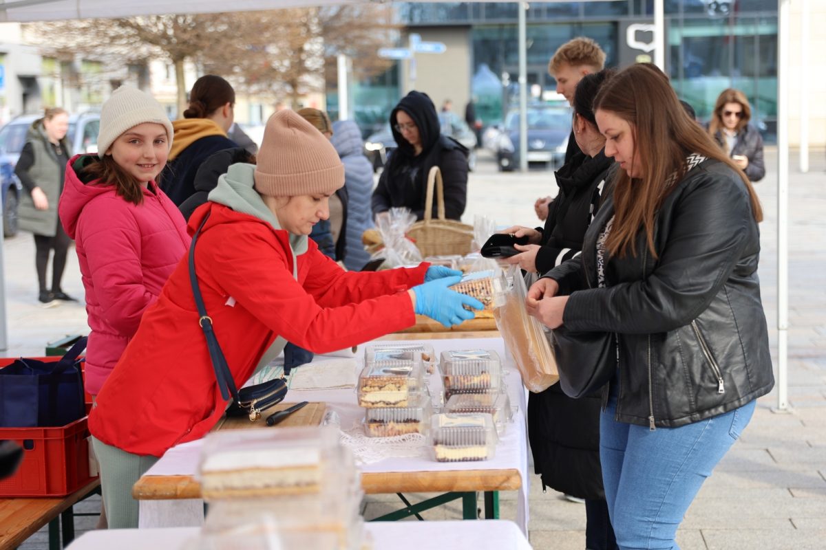 Obraz przedstawiający Pisanki, stroiki i domowe wypieki na kiermaszu w Lubaczowie [ZDJĘCIA]