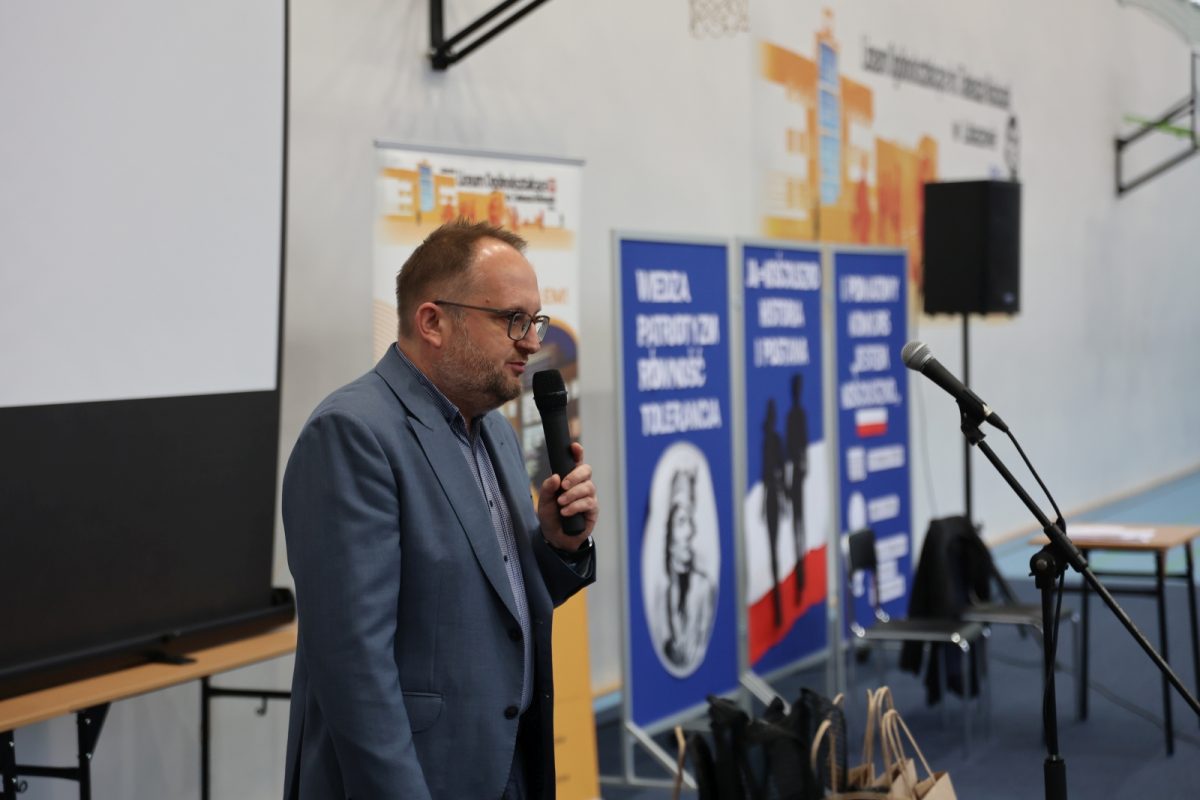 Obraz przedstawiający Stypendia oraz konkurs "Jestem KOŚCIUSZKO" w lubaczowskim liceum