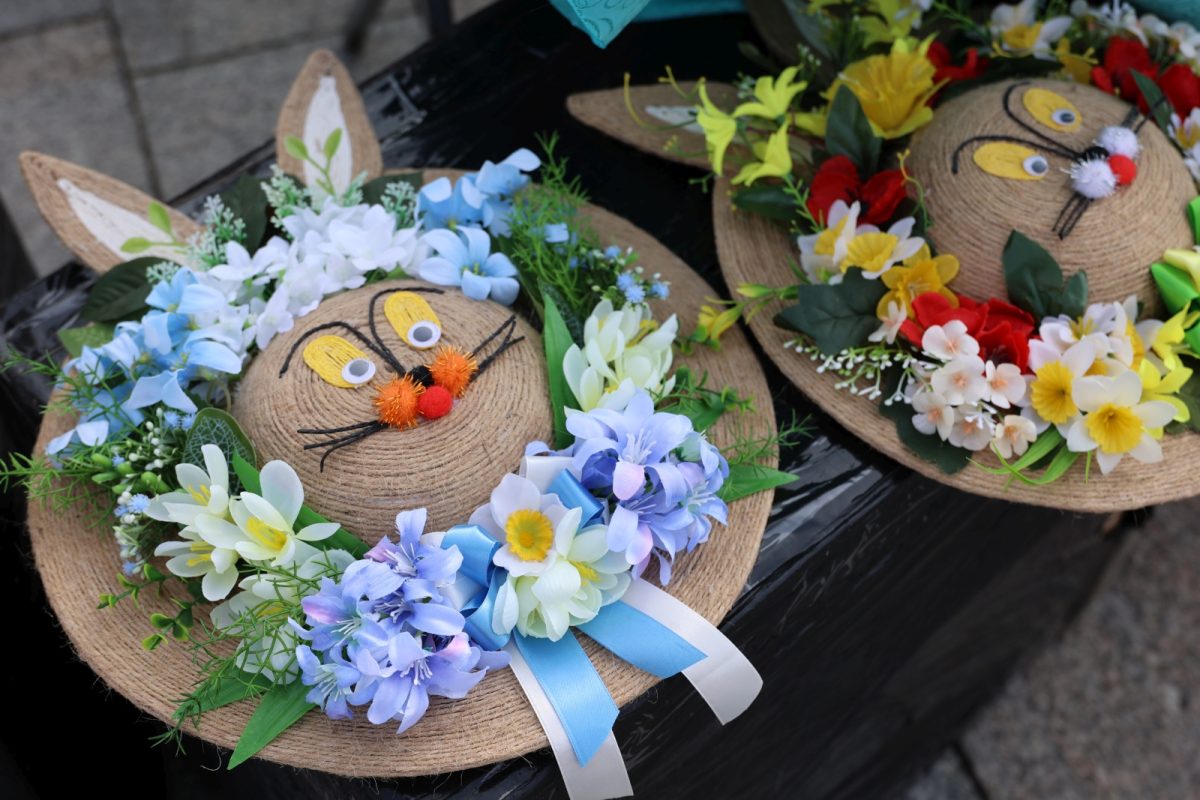 Obraz przedstawiający Pisanki, stroiki i domowe wypieki na kiermaszu w Lubaczowie [ZDJĘCIA]