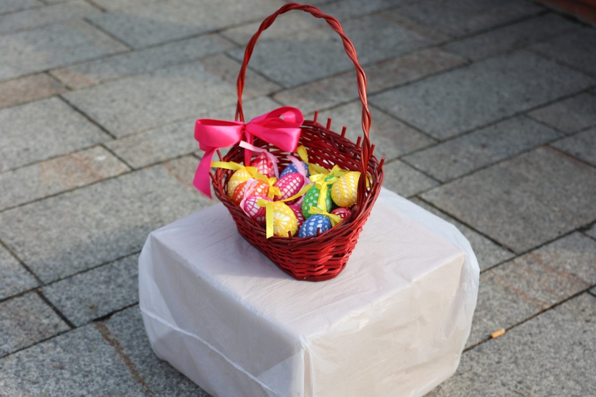 Obraz przedstawiający Pisanki, stroiki i domowe wypieki na kiermaszu w Lubaczowie [ZDJĘCIA]