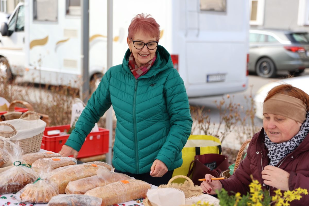 Obraz przedstawiający Pisanki, stroiki i domowe wypieki na kiermaszu w Lubaczowie [ZDJĘCIA]