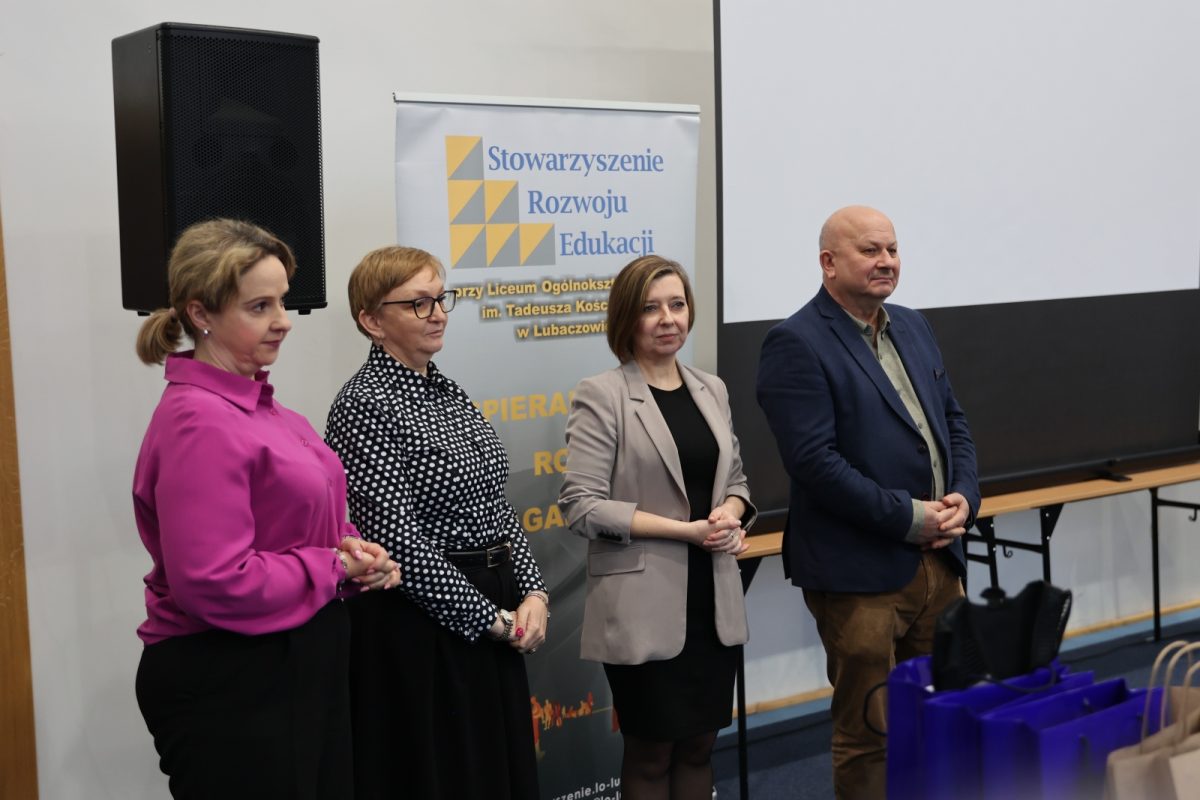 Obraz przedstawiający Stypendia oraz konkurs "Jestem KOŚCIUSZKO" w lubaczowskim liceum